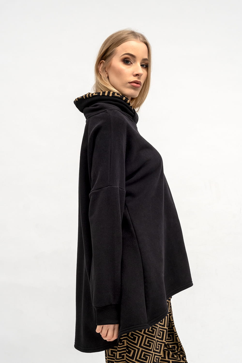 BLUZA ASYMETRYCZNA ,,RAVEL'' CZARNA+WZÓR GRECKI