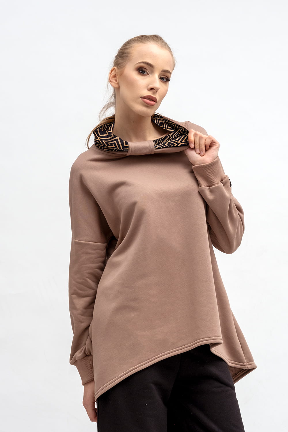 BLUZA ASYMETRYCZNA ,,RAVEL'' BEŻ+WZÓR GRECKI