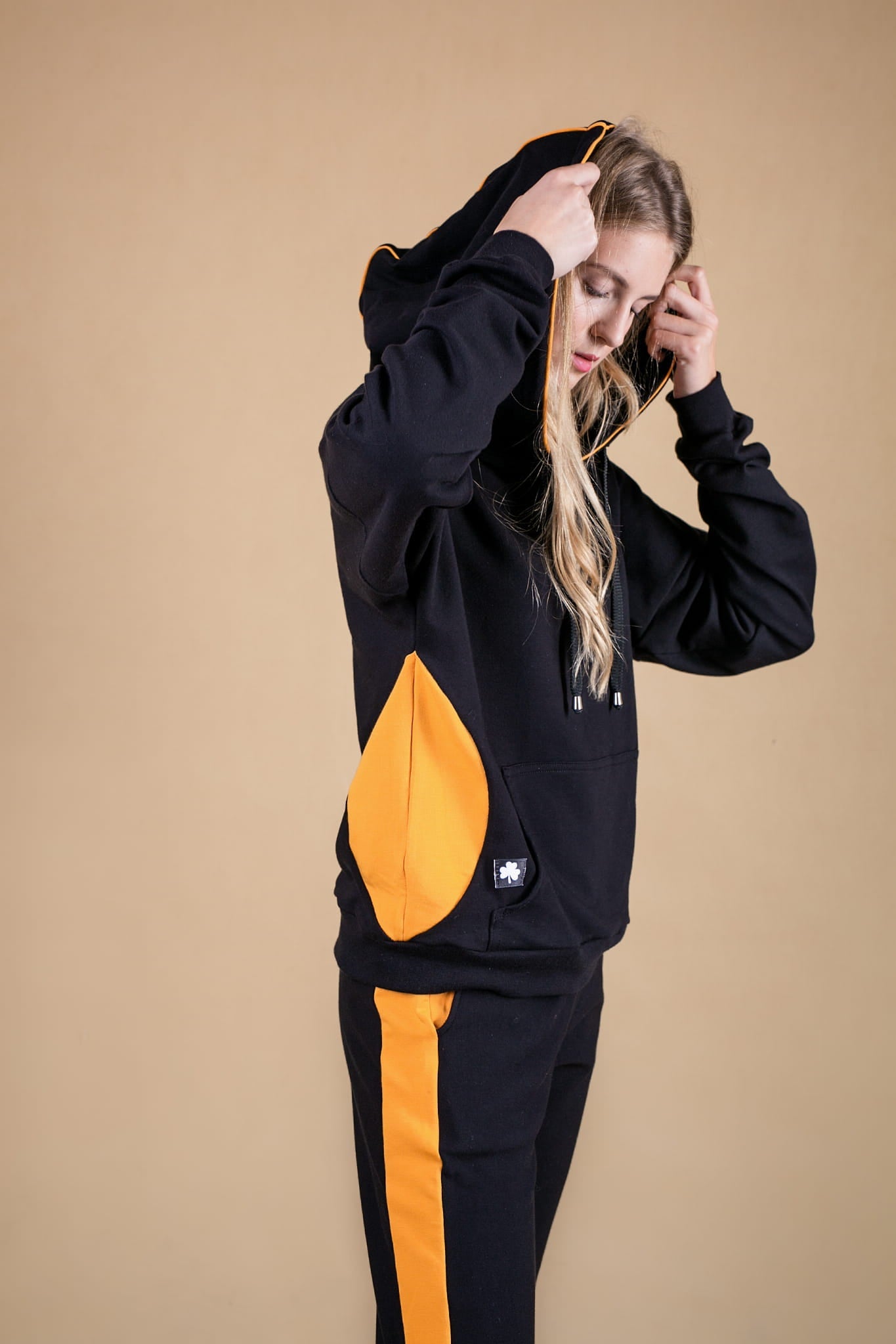 BLUZA Z KAPTUREM ELEGANT CZARNA Z WSTAWKĄ MUSZTARDOWĄ