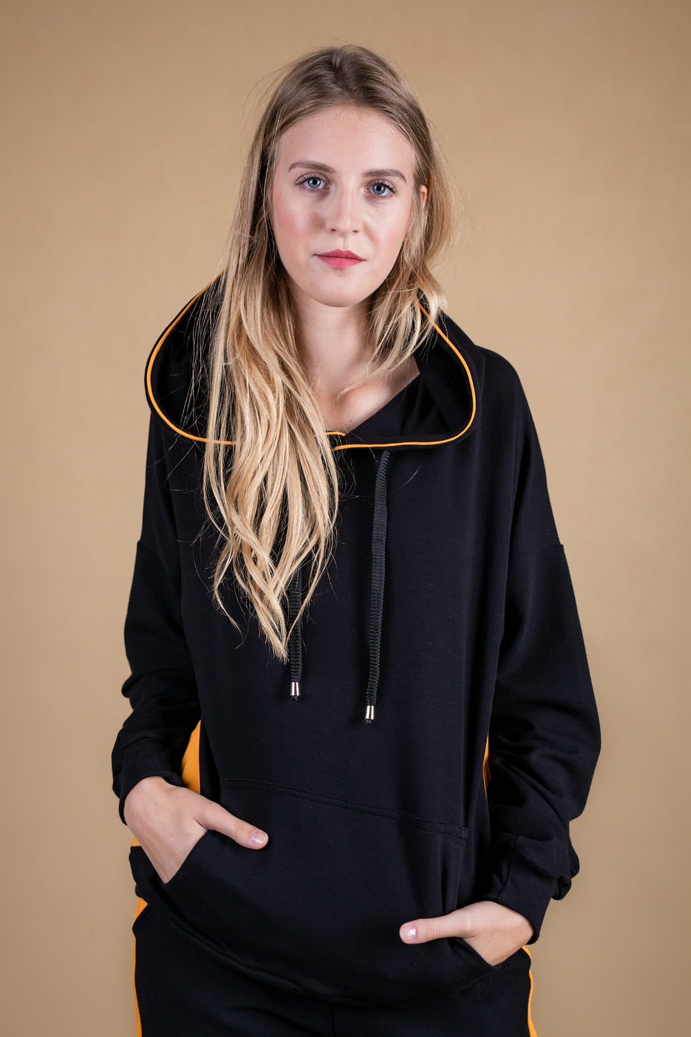 BLUZA Z KAPTUREM ELEGANT CZARNA Z WSTAWKĄ MUSZTARDOWĄ