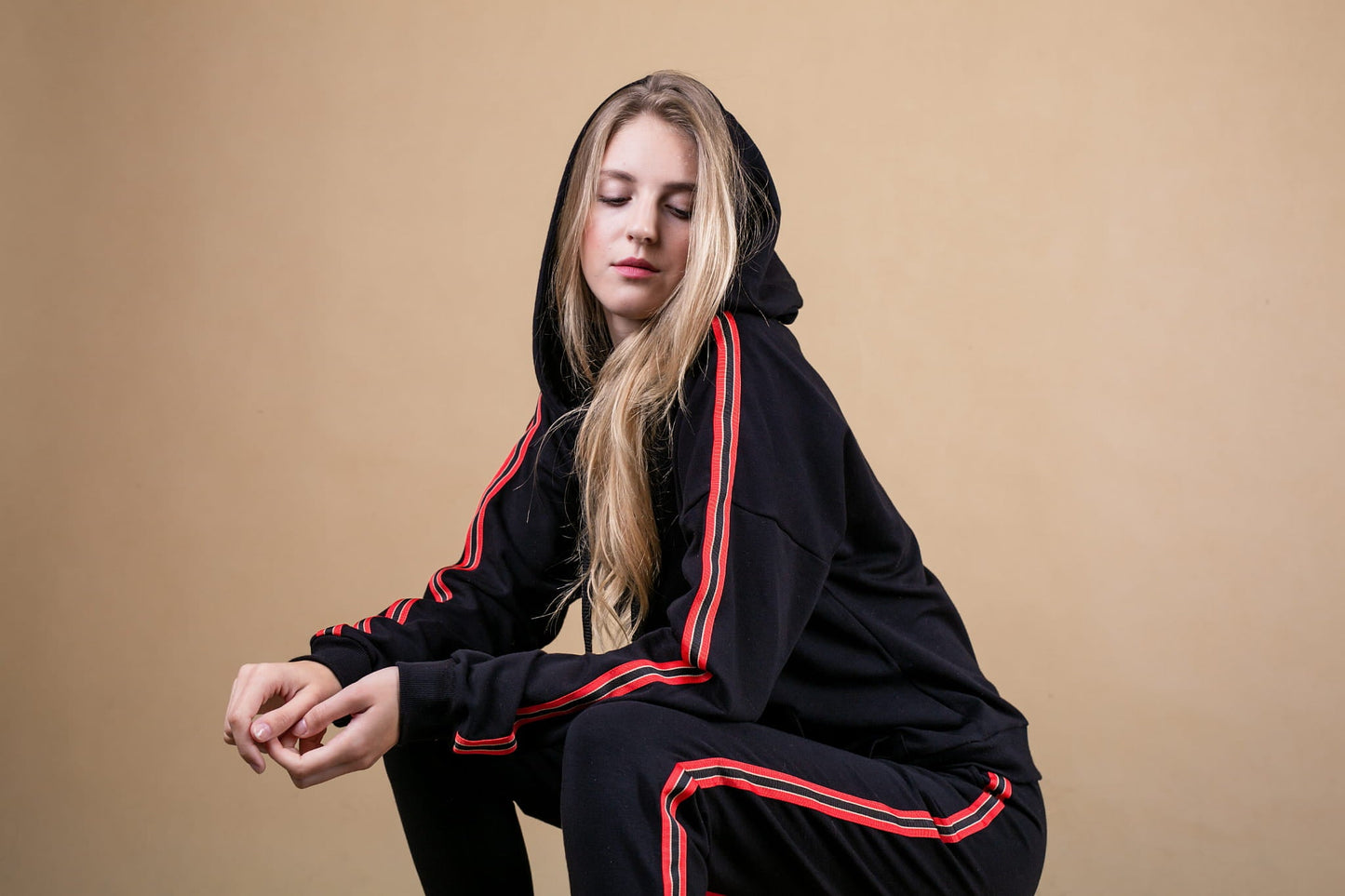 DRES DAMSKI CZARNY Z LAMPASAMI SZYK