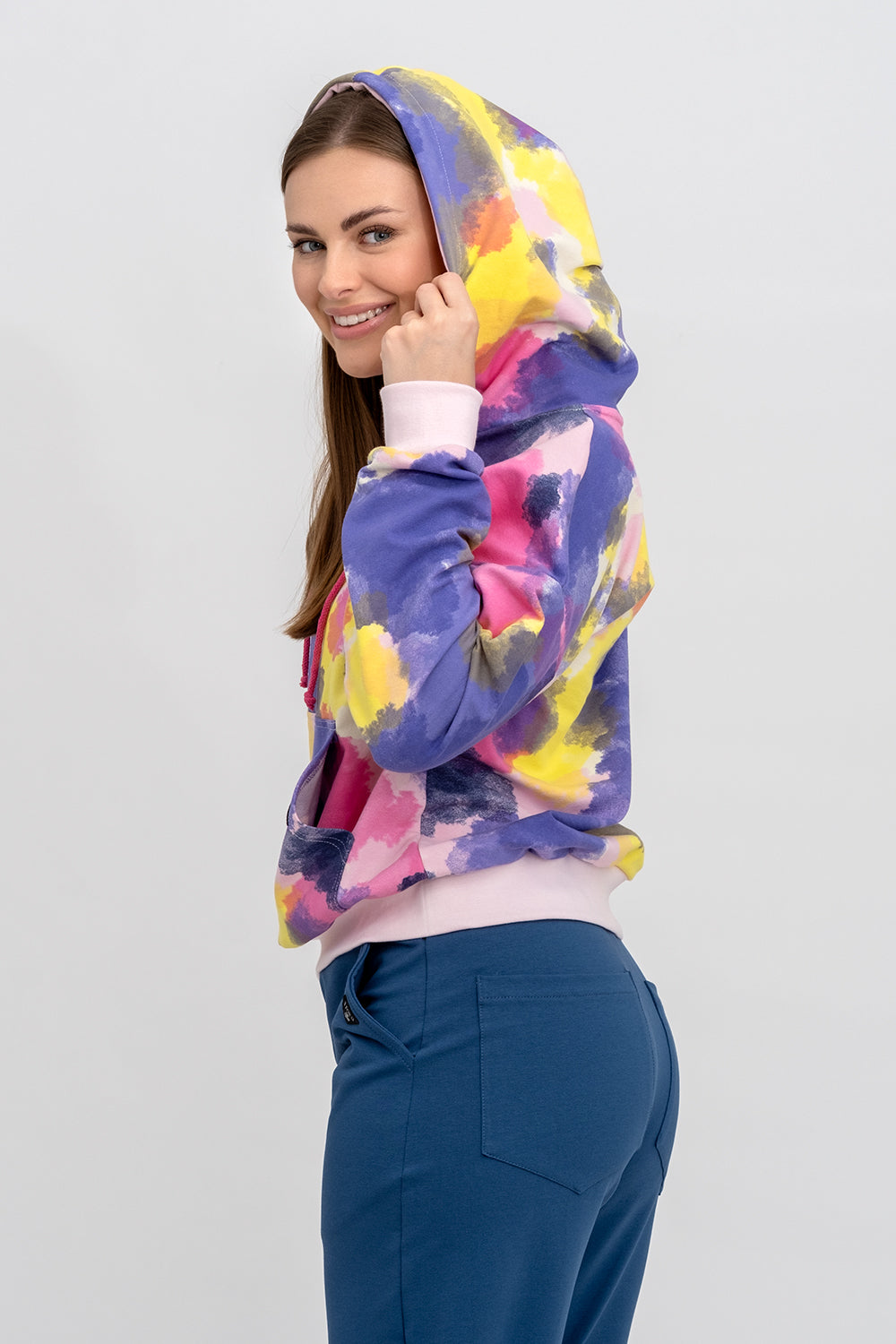 BLUZA Z KAPTUREM ,,PEŁNA BARW"