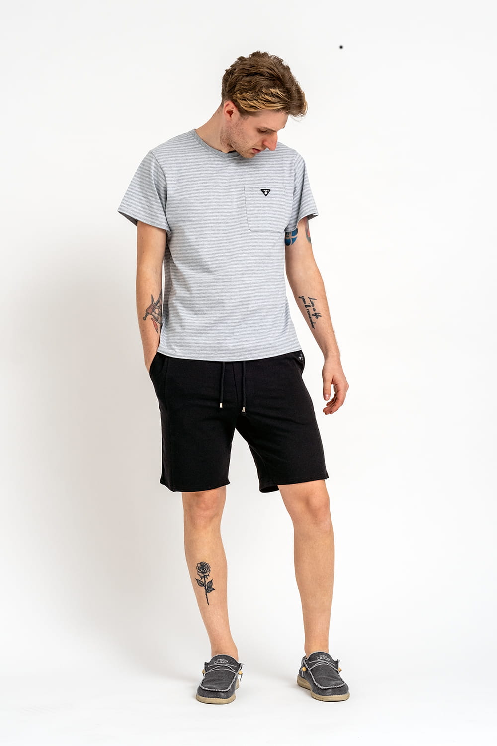 T SHIRT MĘSKI GŁADKI Z KIESZONKA "WILLIAM" SZARY W PASKI