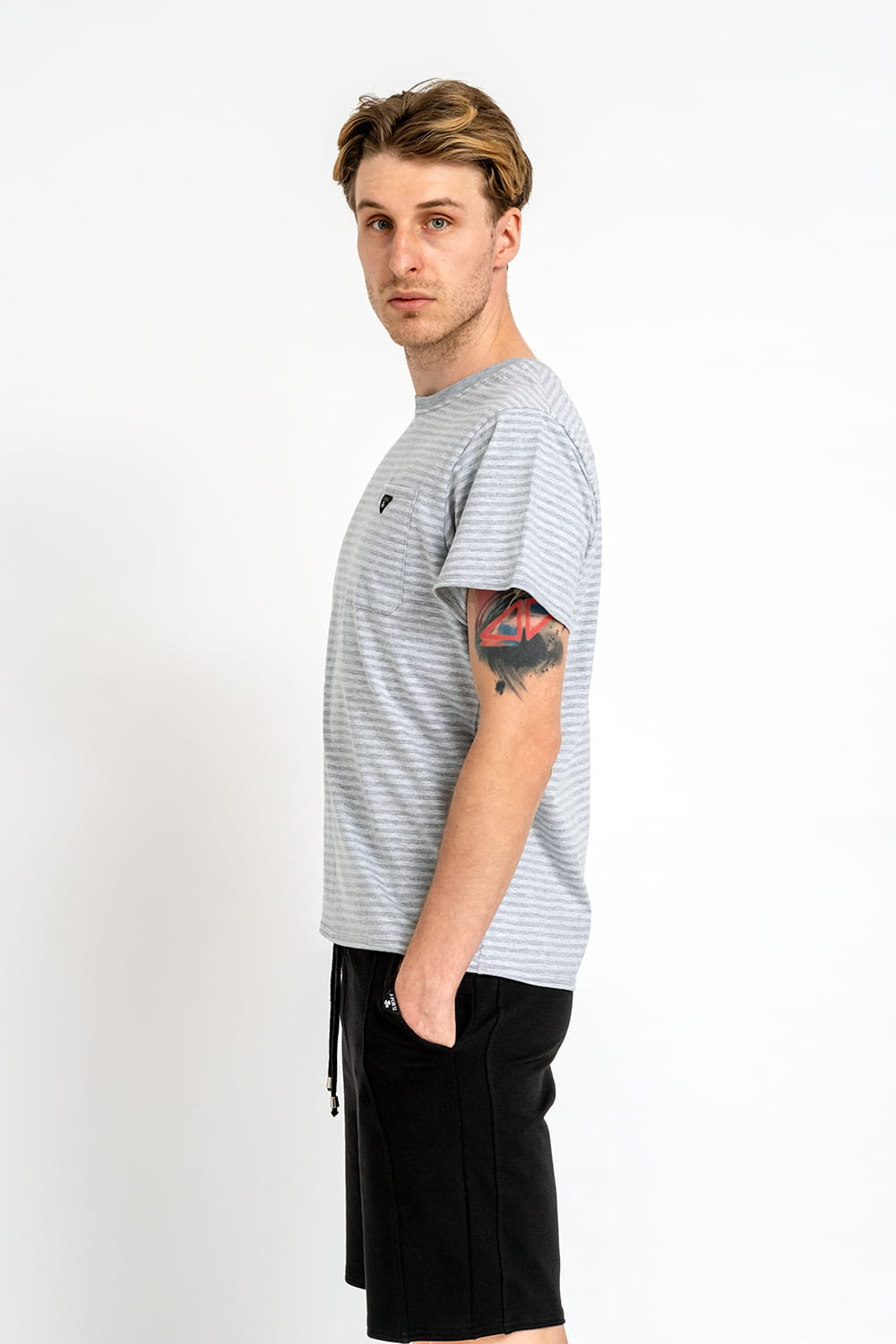 T SHIRT MĘSKI GŁADKI Z KIESZONKA "WILLIAM" SZARY W PASKI