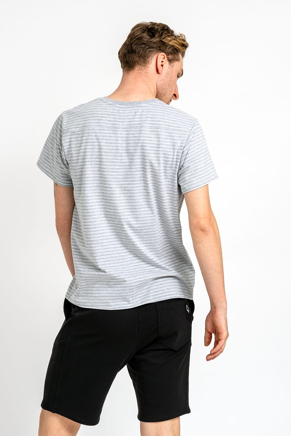 T SHIRT MĘSKI GŁADKI Z KIESZONKA "WILLIAM" SZARY W PASKI