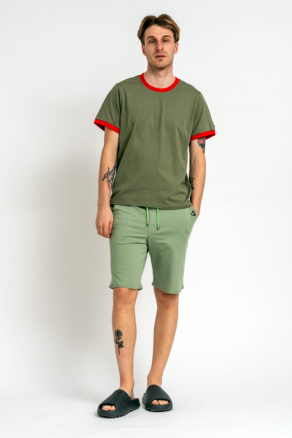 T SHIRT MĘSKI GŁADKI Z CZERWONYM ŚCIĄGACZEM "BENJAMIN" ZIELONY