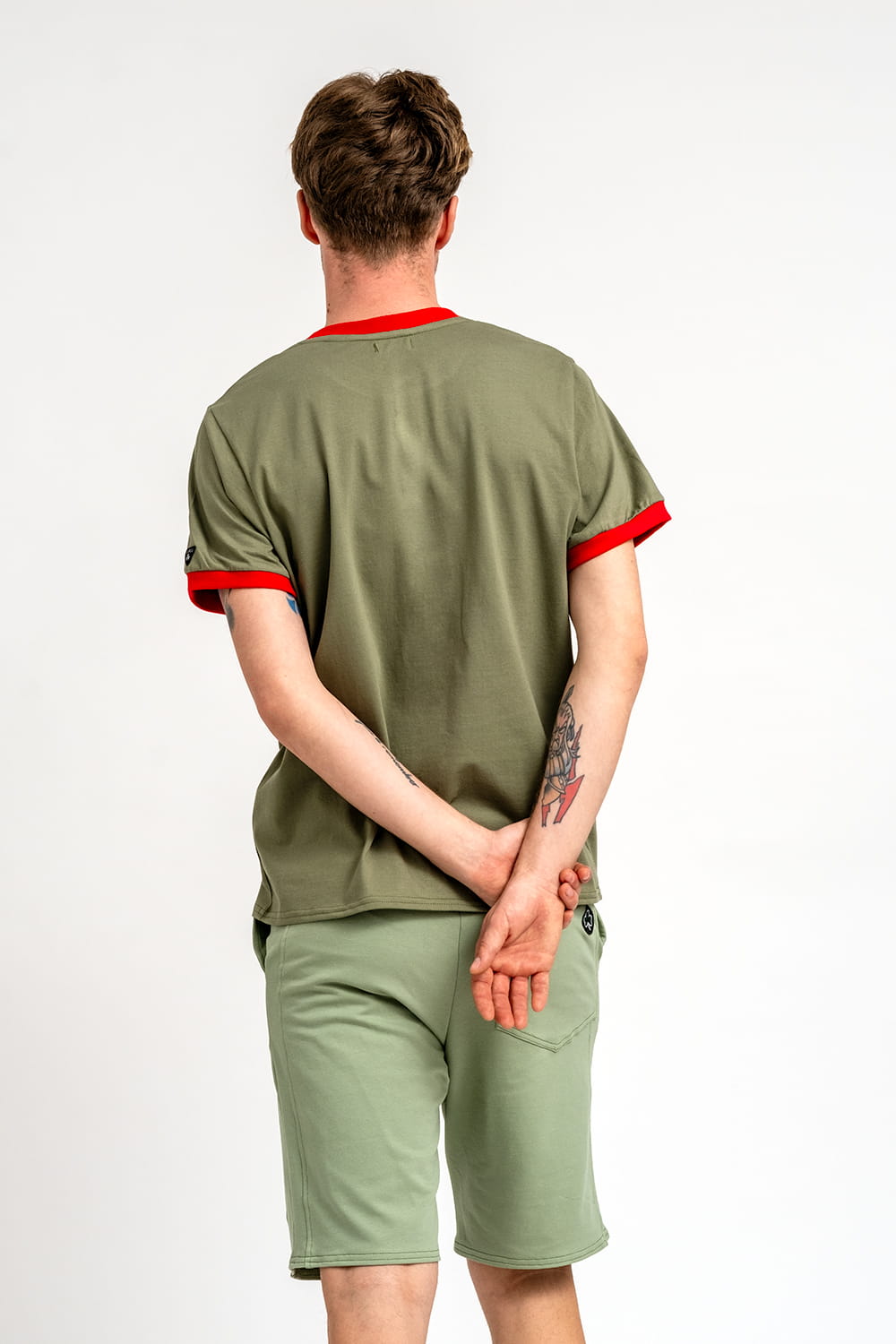 T SHIRT MĘSKI GŁADKI Z CZERWONYM ŚCIĄGACZEM "BENJAMIN" ZIELONY