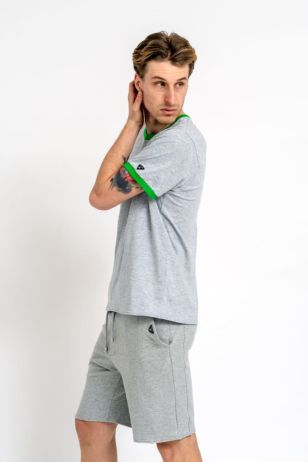 T SHIRT MĘSKI GŁADKI Z ZIELONYM ŚCIĄGACZEM "BENJAMIN" SZARY