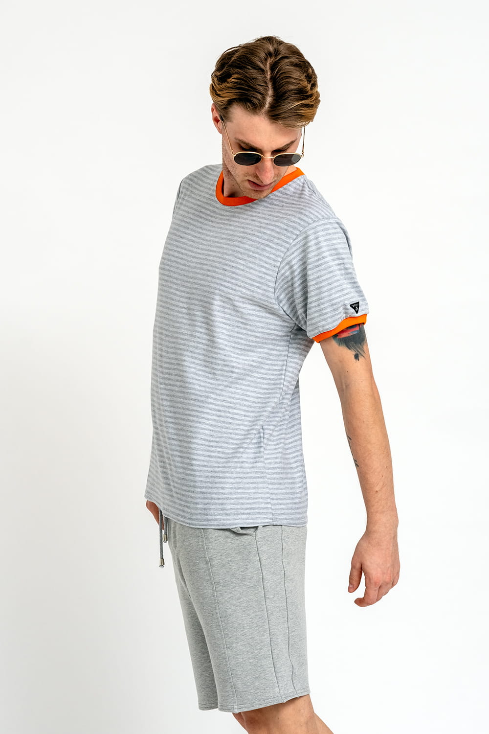 T SHIRT MĘSKI GŁADKI Z POMARAŃCZOWY ŚCIĄGACZEM "BENJAMIN" SZARY W PASKI