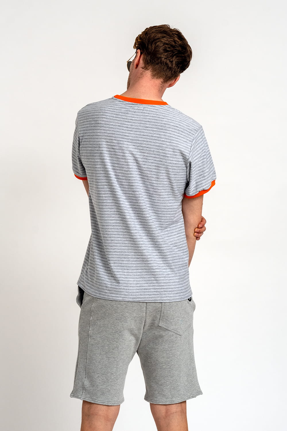 T SHIRT MĘSKI GŁADKI Z POMARAŃCZOWY ŚCIĄGACZEM "BENJAMIN" SZARY W PASKI