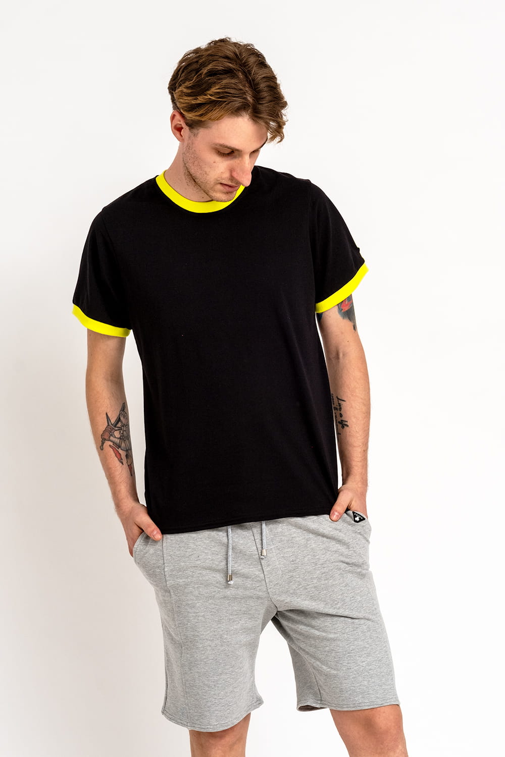 T SHIRT MĘSKI GŁADKI Z LIMONKOWYM ŚCIĄGACZEM "BENJAMIN" CZARNY