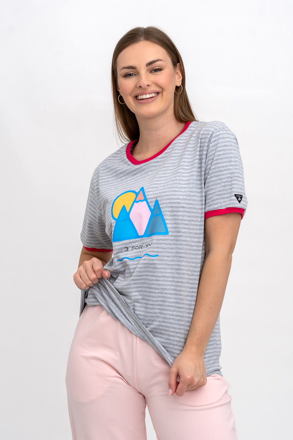 T-SHIRT DAMSKI W SZARE PASKI Z NADRUKIEM