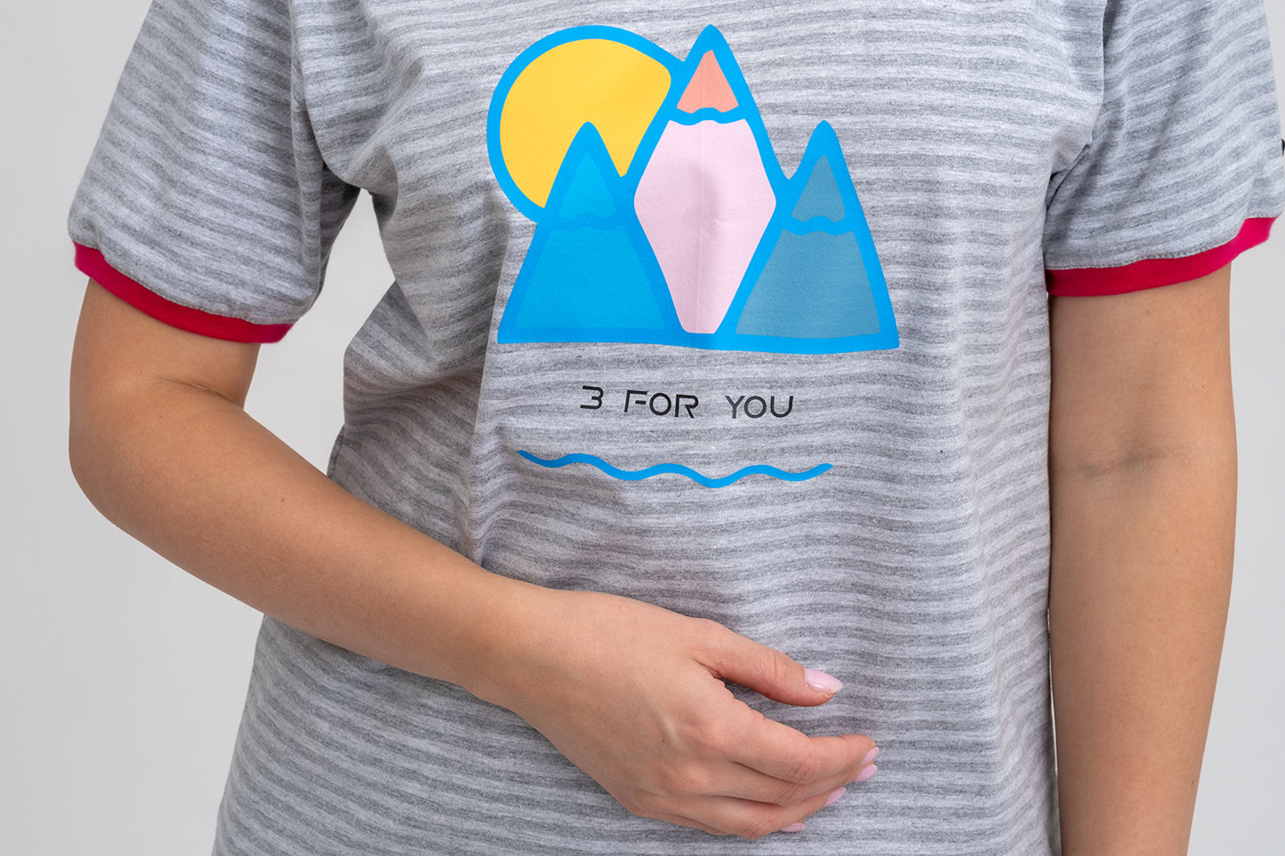 T-SHIRT DAMSKI W SZARE PASKI Z NADRUKIEM