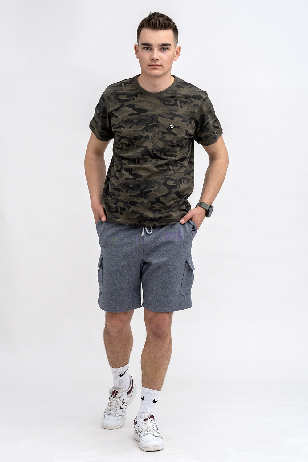T SHIRT MĘSKI BASIC Z KIESZONKĄ MORO ZIELONY