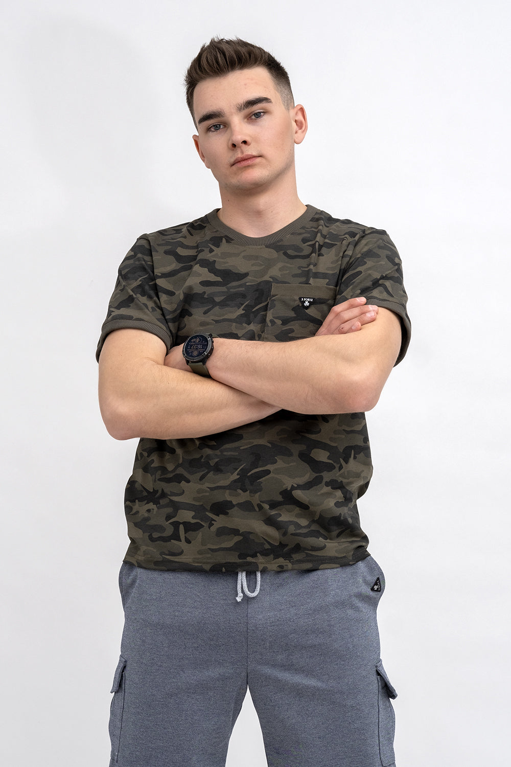 T SHIRT MĘSKI BASIC Z KIESZONKĄ MORO ZIELONY