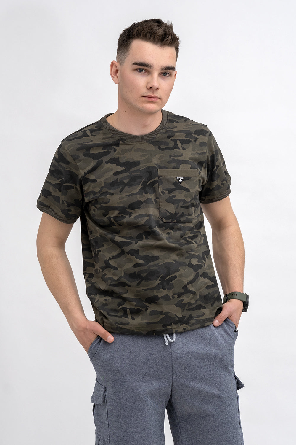 T SHIRT MĘSKI BASIC Z KIESZONKĄ MORO ZIELONY