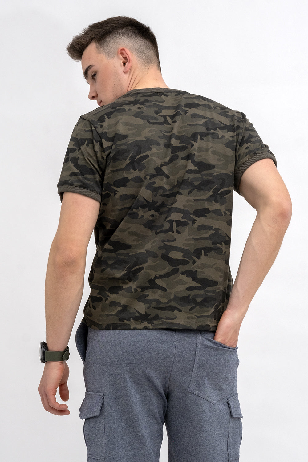 T SHIRT MĘSKI BASIC Z KIESZONKĄ MORO ZIELONY