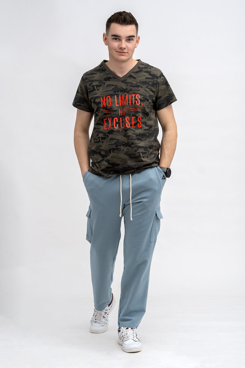 T SHIRT MĘSKI ZIELONY MORO DO V Z NADRUKIEM