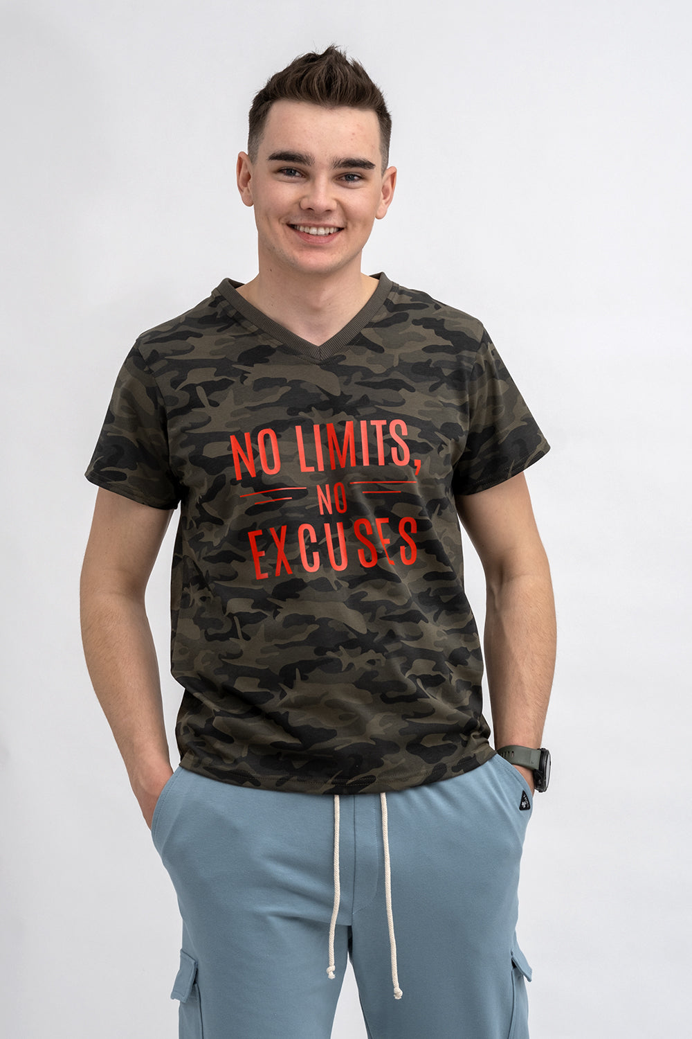 T SHIRT MĘSKI ZIELONY MORO DO V Z NADRUKIEM
