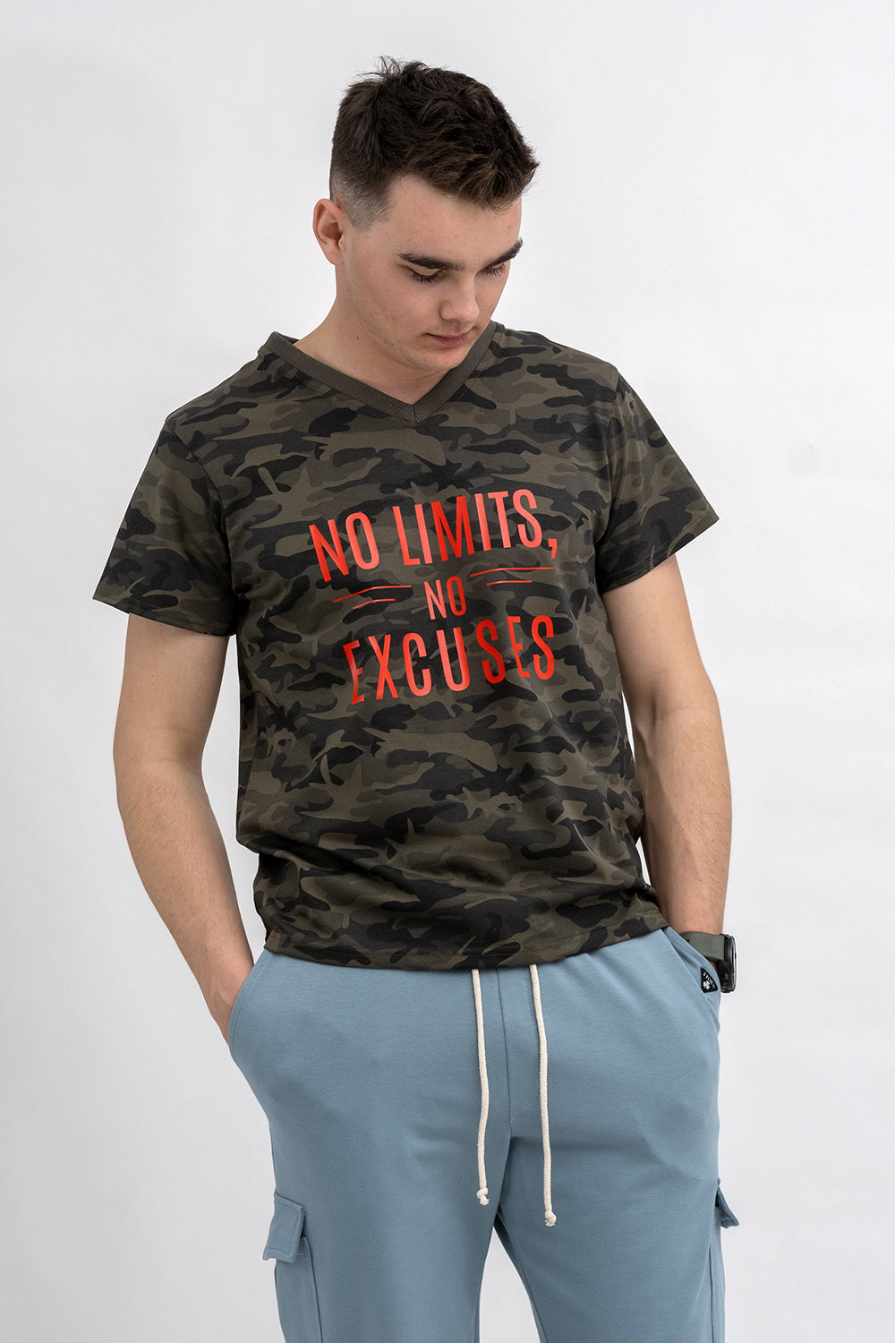 T SHIRT MĘSKI ZIELONY MORO DO V Z NADRUKIEM