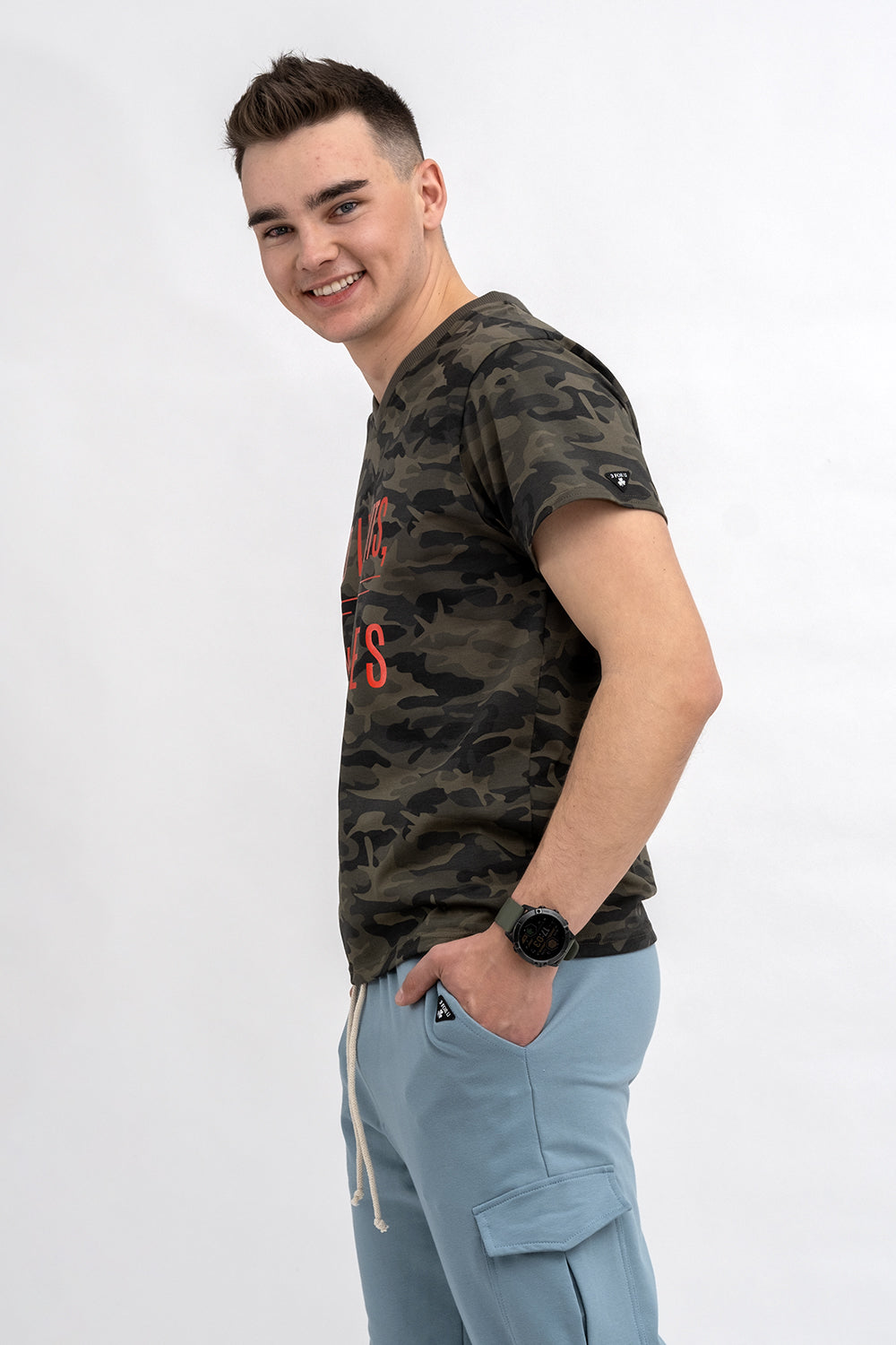 T SHIRT MĘSKI ZIELONY MORO DO V Z NADRUKIEM