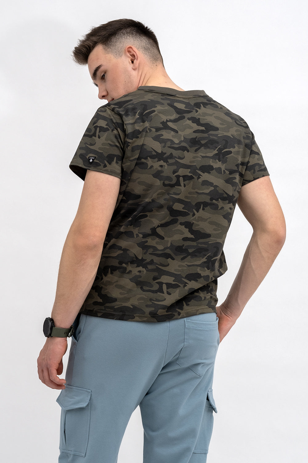 T SHIRT MĘSKI ZIELONY MORO DO V Z NADRUKIEM
