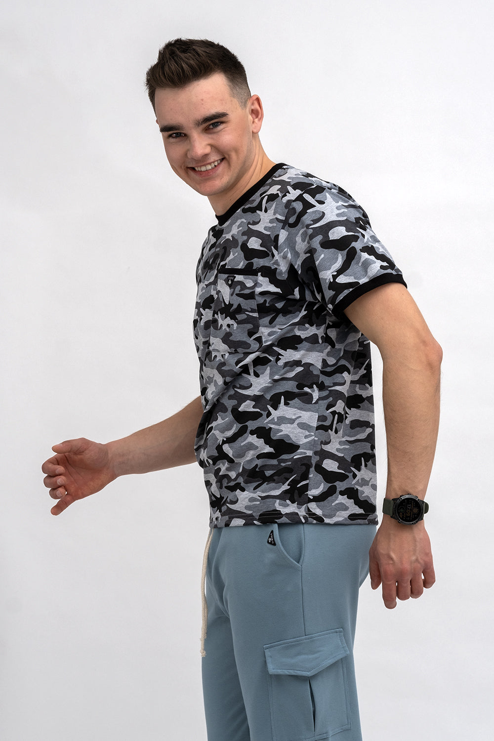 T SHIRT MĘSKI BASIC Z KIESZONKĄ MORO (CZARNO/BIAŁY)