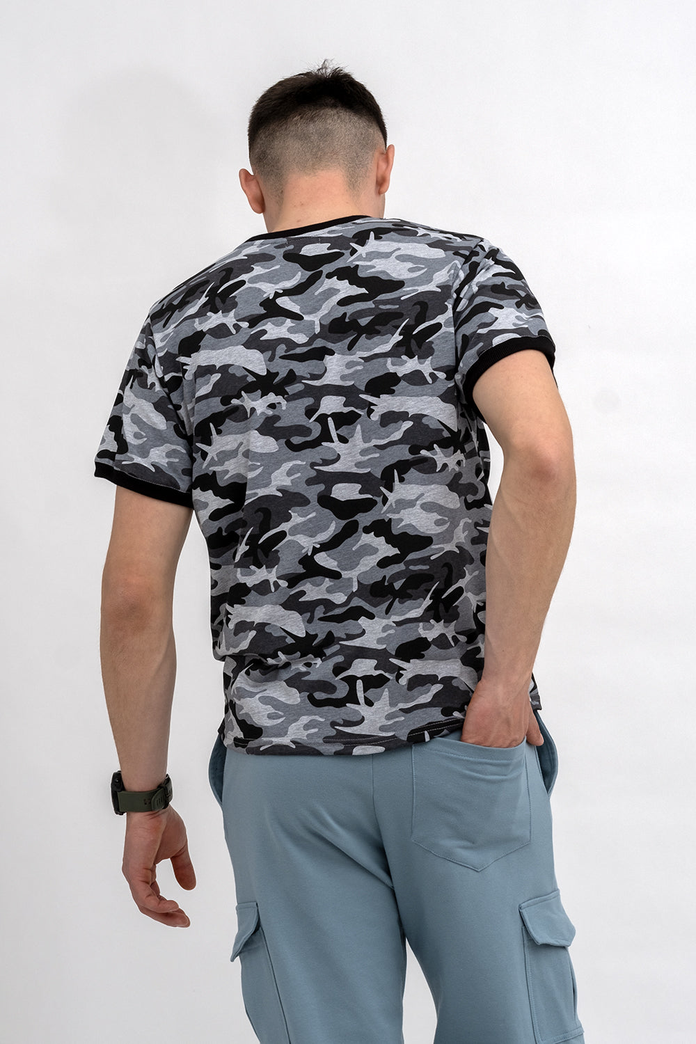 T SHIRT MĘSKI BASIC Z KIESZONKĄ MORO (CZARNO/BIAŁY)
