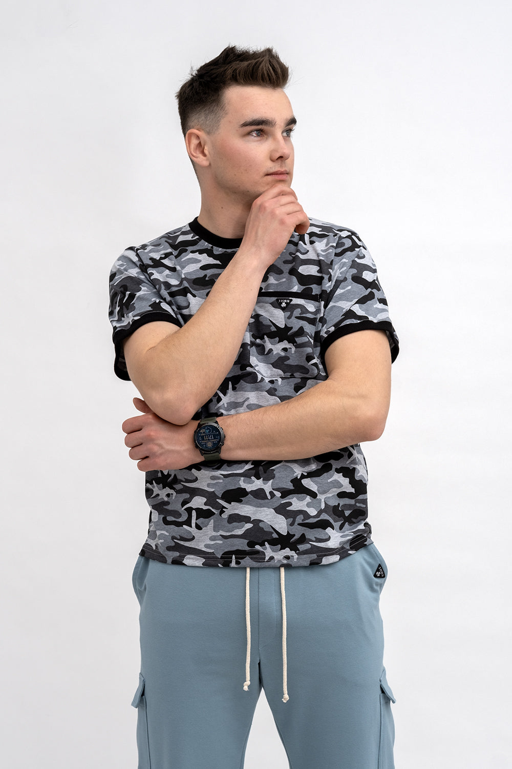 T SHIRT MĘSKI BASIC Z KIESZONKĄ MORO (CZARNO/BIAŁY)