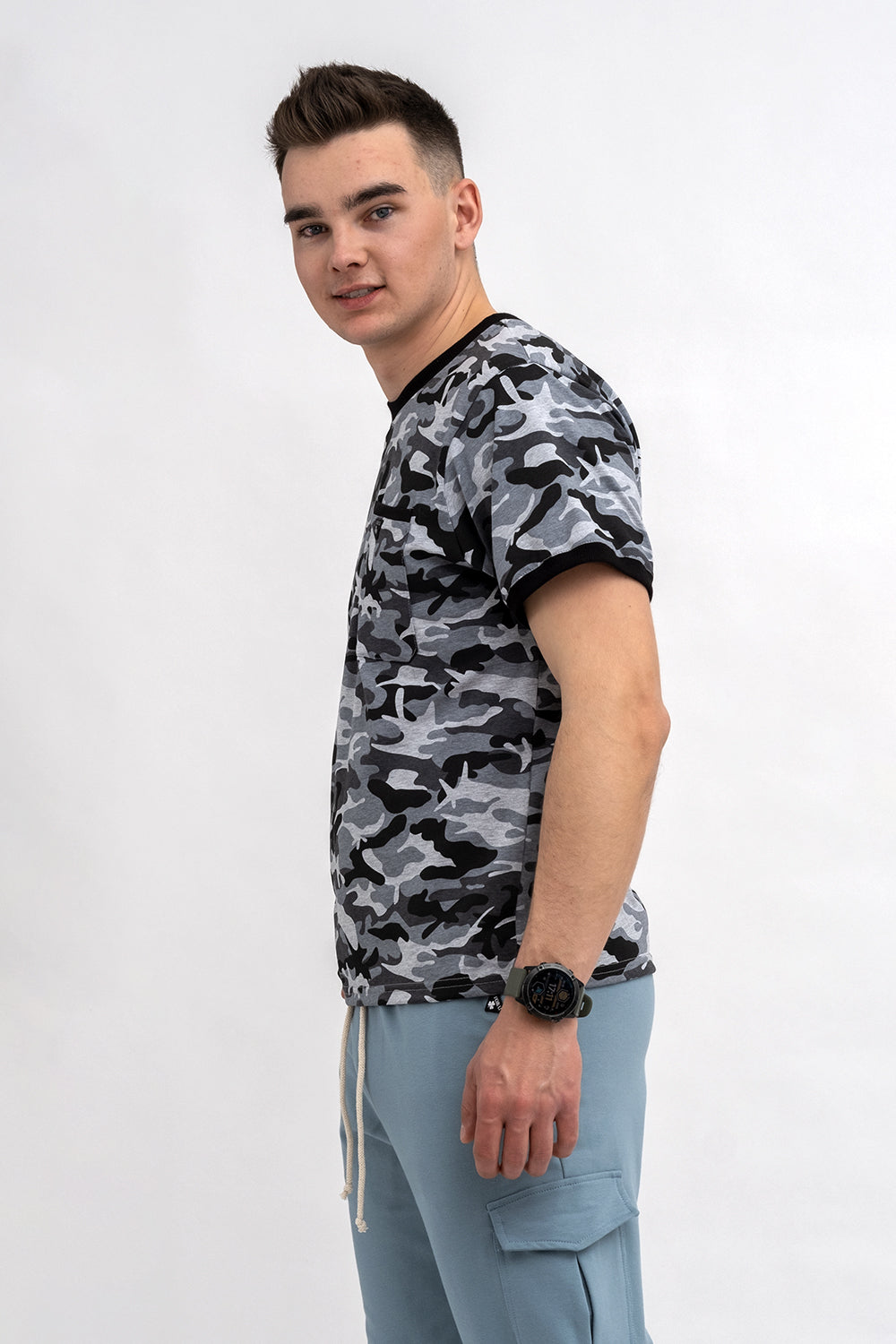 T SHIRT MĘSKI BASIC Z KIESZONKĄ MORO (CZARNO/BIAŁY)