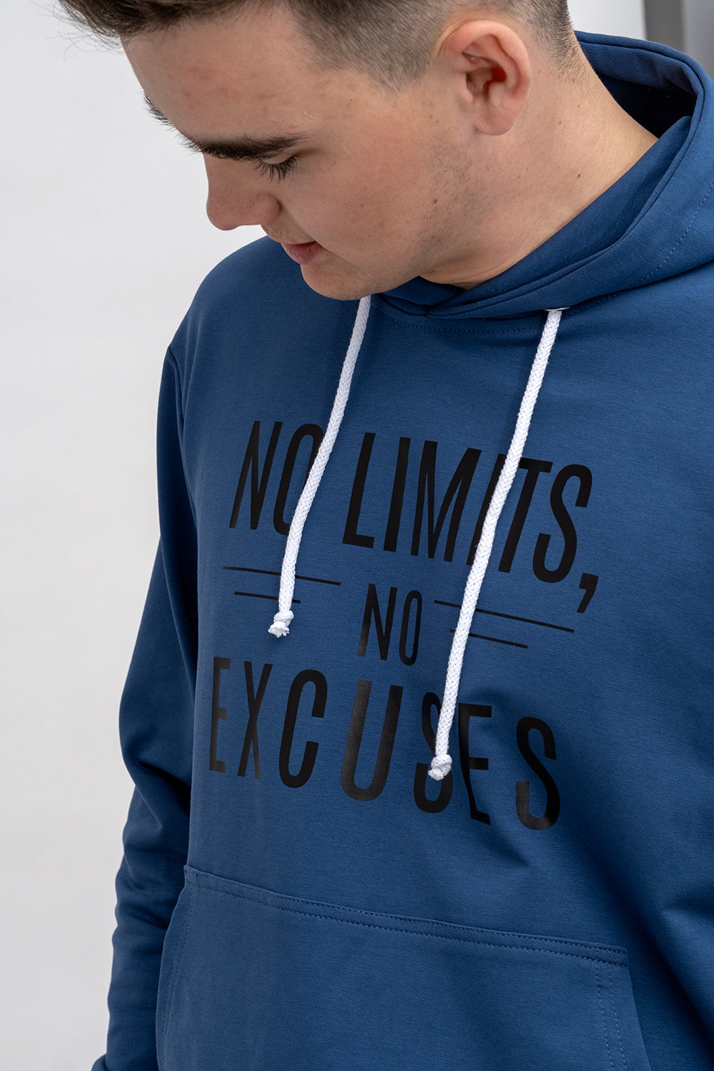 BLUZA Z KAPTUREM MĘSKA „No Limits No Excuses” DENIM