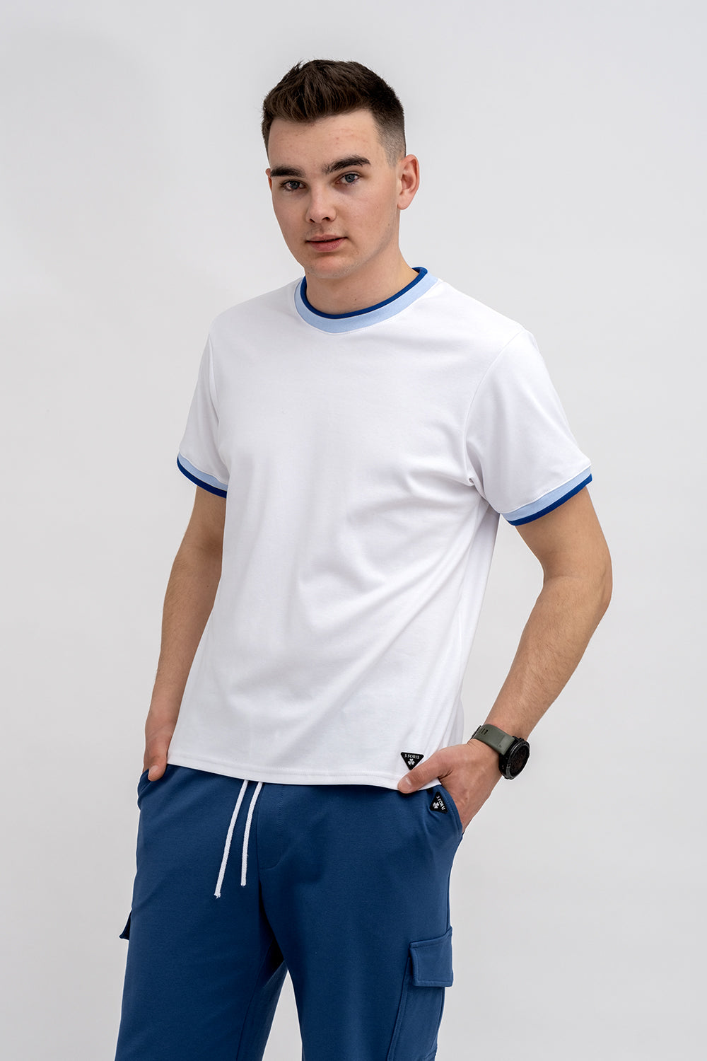 T SHIRT MĘSKI BIAŁY ZE ŚCIĄGACZEM NIEBIESKO/GRANATOWYM