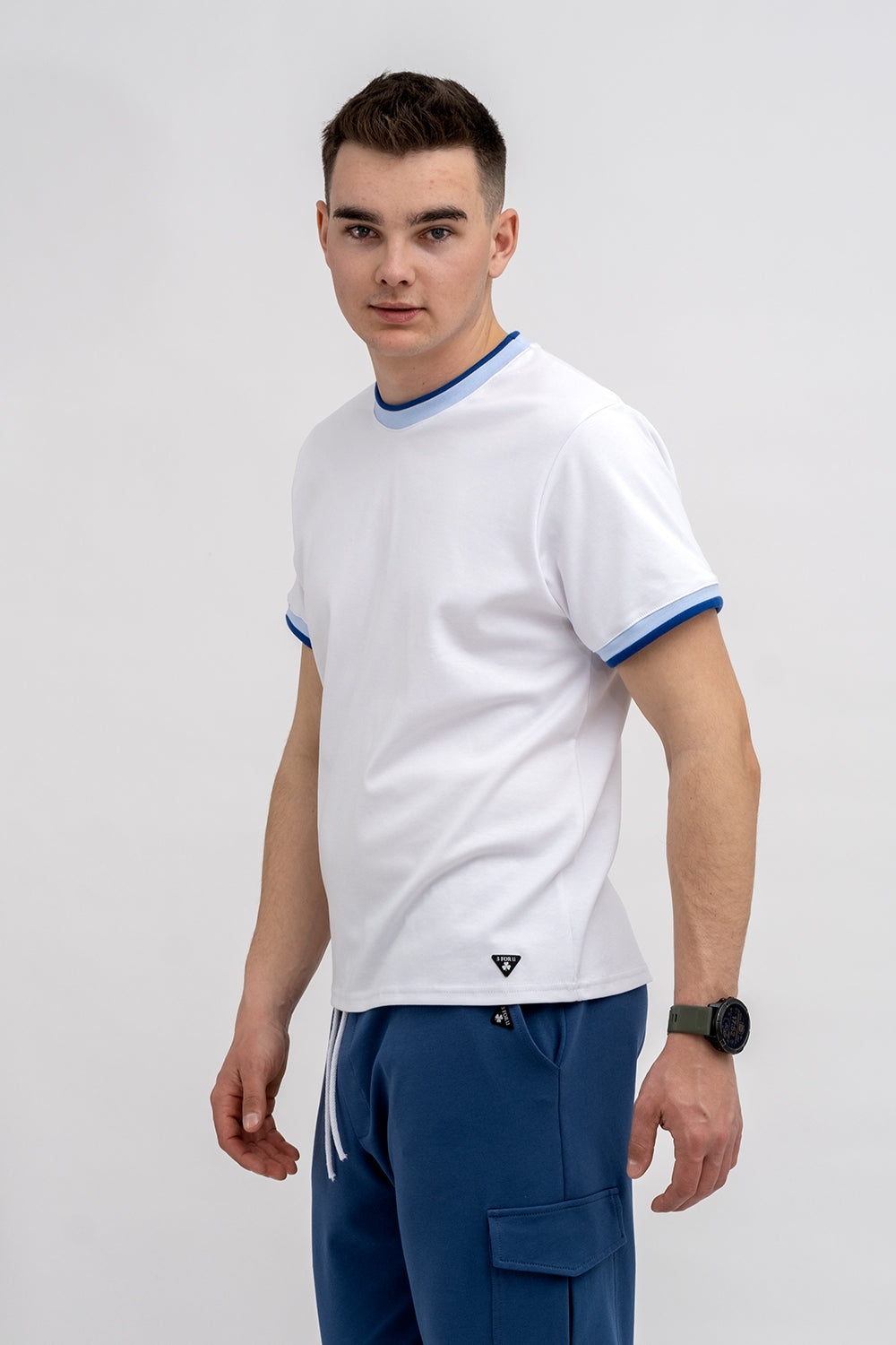 T SHIRT MĘSKI BIAŁY ZE ŚCIĄGACZEM NIEBIESKO/GRANATOWYM