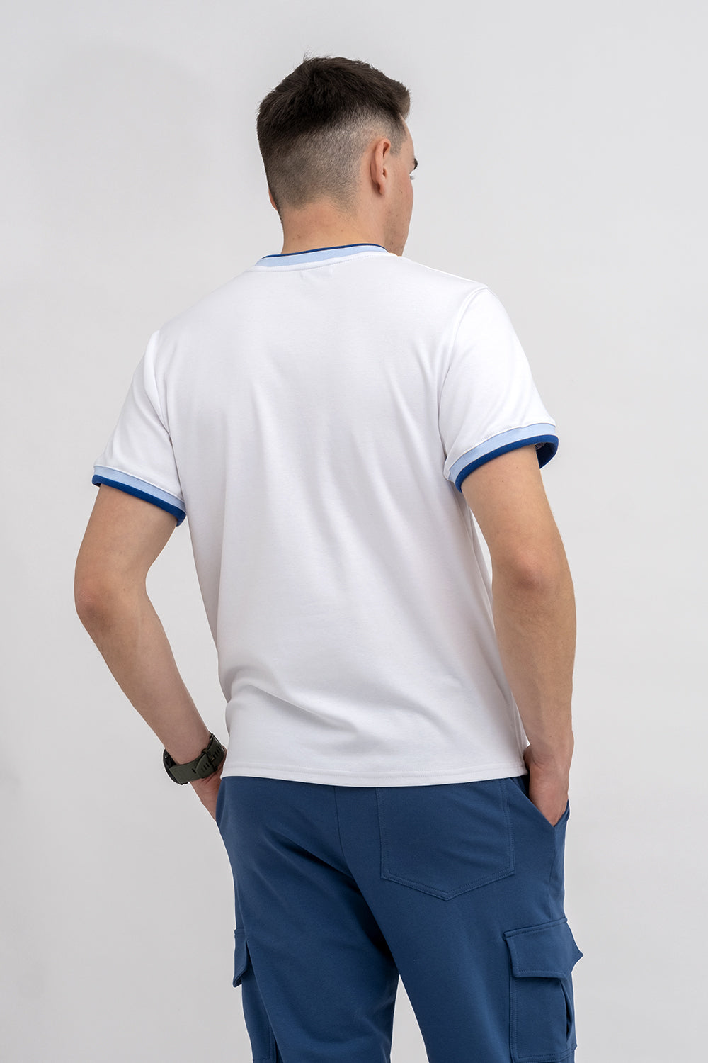 T SHIRT MĘSKI BIAŁY ZE ŚCIĄGACZEM NIEBIESKO/GRANATOWYM