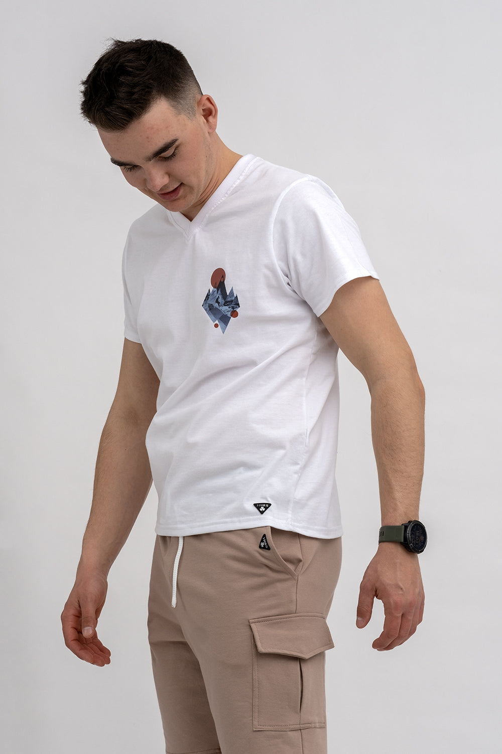 T SHIRT MĘSKI BIAŁY DO V Z NADRUKIEM
