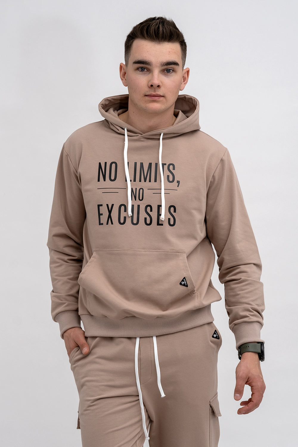BLUZA Z KAPTUREM MĘSKA „No Limits No Excuses” CAPUCINO