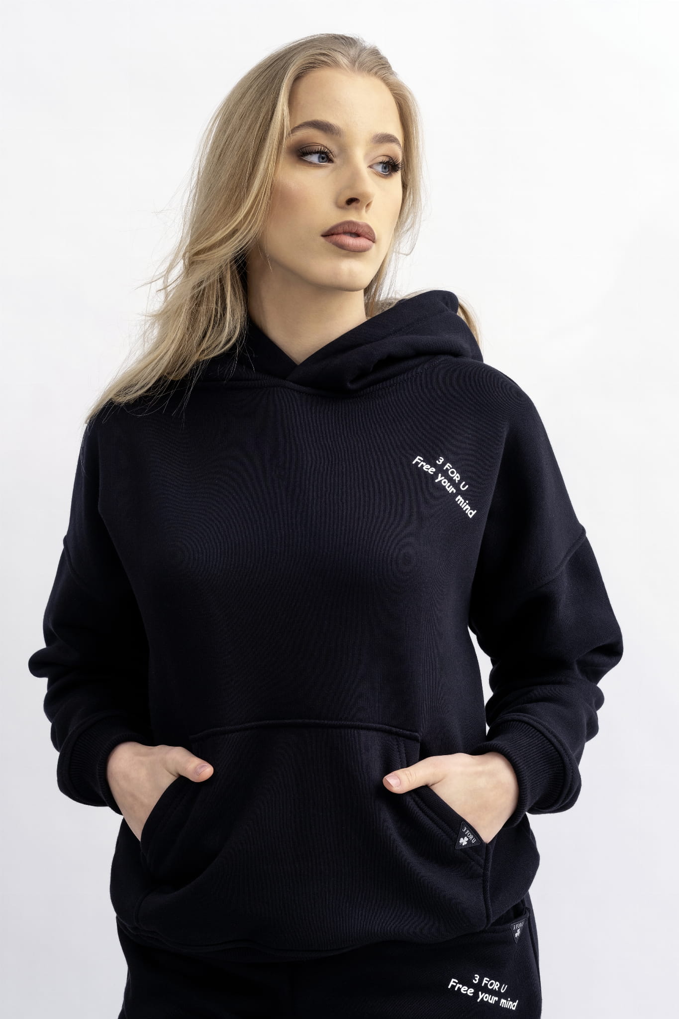 BLUZA Z KAPTUREM DAMSKA "AGA" CZARNA