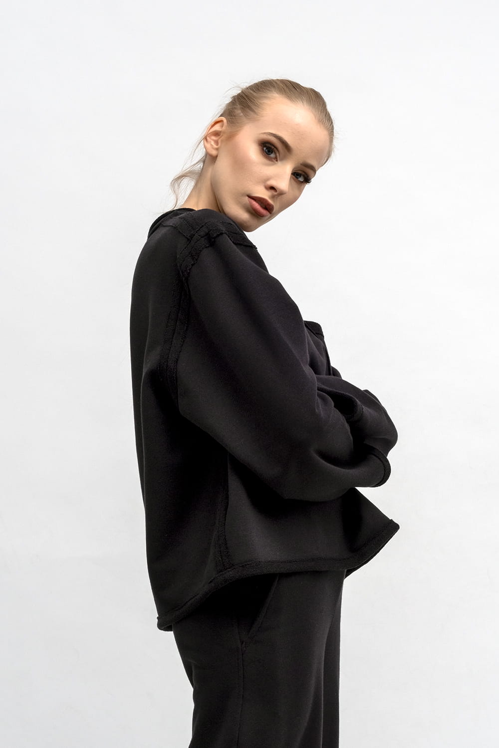 BLUZA  CROP ,,CINDI  '' CZARNA