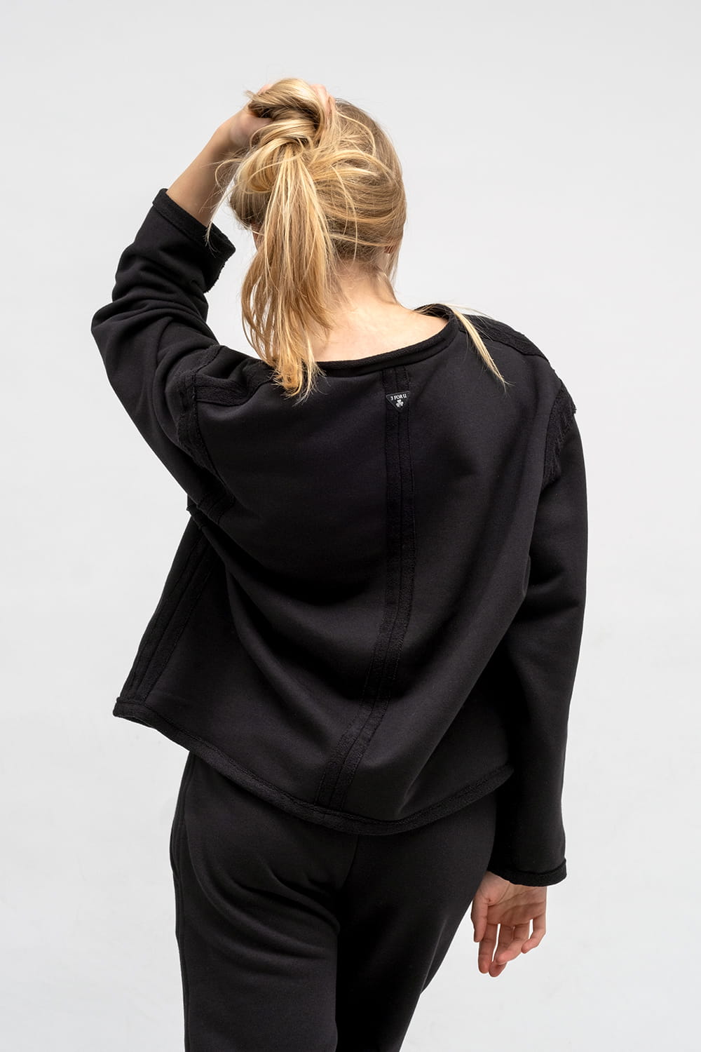 BLUZA  CROP ,,CINDI  '' CZARNA