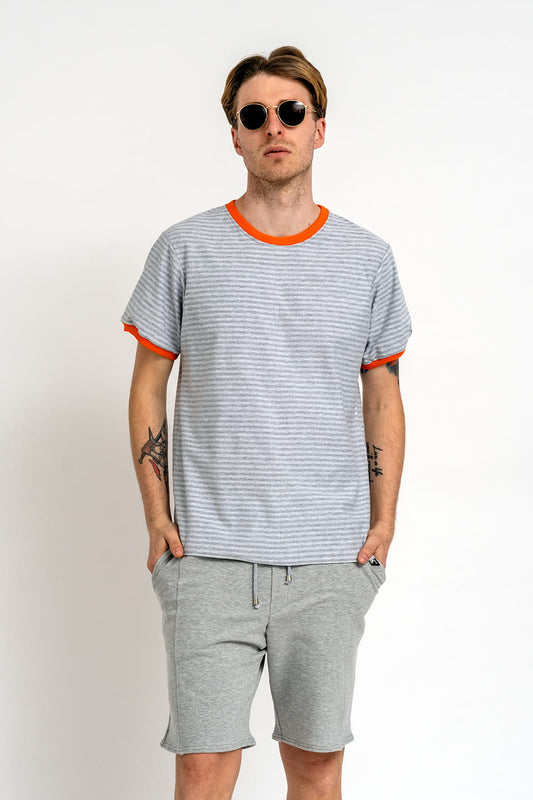 T-SHIRT MĘSKI GŁADKI Z POMARAŃCZOWY ŚCIĄGACZEM "BENJAMIN" SZARY W PASKI