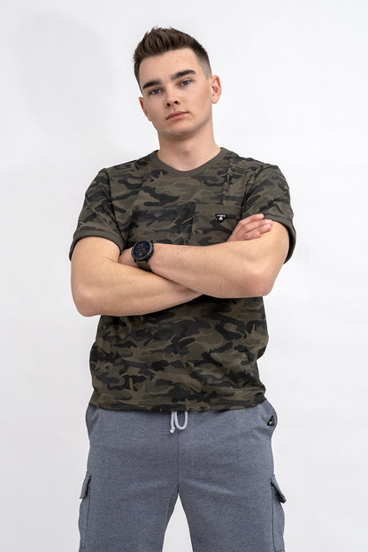 T SHIRT MĘSKI BASIC  Z KIESZONKĄ MORO ZIELONY