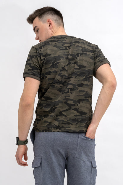 T SHIRT MĘSKI BASIC  Z KIESZONKĄ MORO ZIELONY