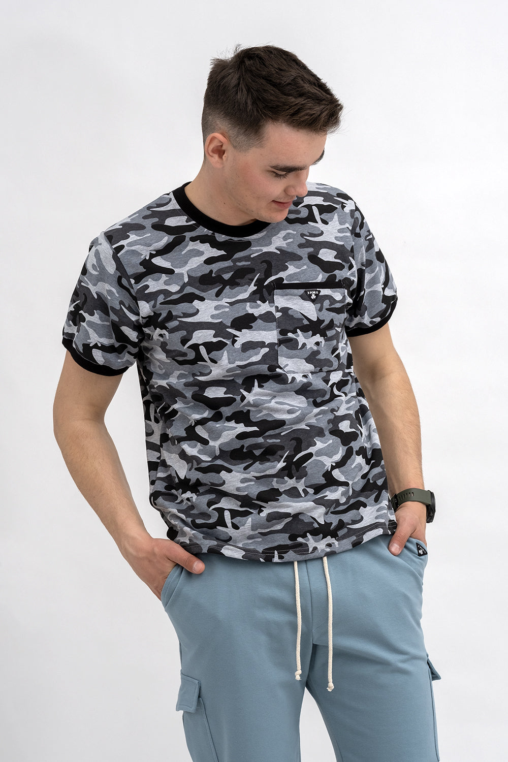 T SHIRT MĘSKI BASIC  Z KIESZONKĄ MORO (CZARNO/BIAŁY)